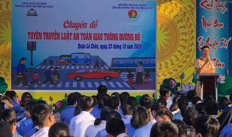  Tuyên truyền, giáo dục Luật giao thông đường bộ cho  học sinh trường Nguyễn Bá Ngọc